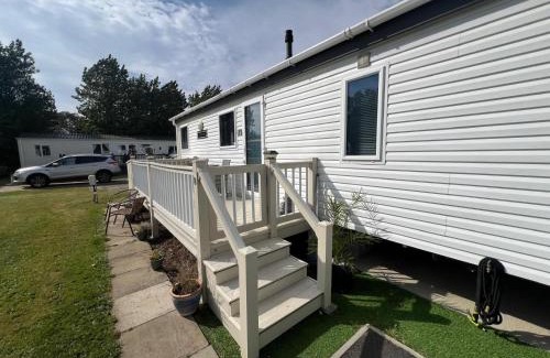 Great Yarmouth Apartment | Stunning Lodge Boasting Large Decking Area At California Cliffs Ref 50008L