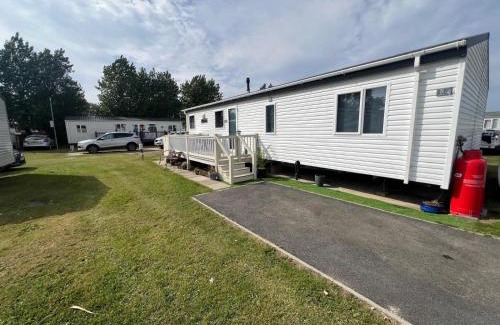 Great Yarmouth Apartment | Stunning Lodge Boasting Large Decking Area At California Cliffs Ref 50008L
