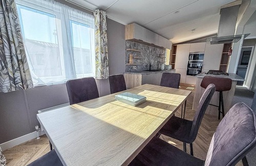 Hunstanton House | Stunning lodge with decking nearby Hunstanton beach, sleeps 6 ref 23215K