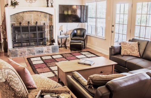 Cedar Creek Reservoir House | Stunning Louisiana style 5-Bedroom with Waterfront View and Gorgeous Sunsets