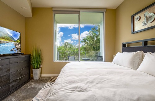 South Eola Condo | Stunning & Luxurious 2bed / 2Bath Condo with open floor plan - Downtown Orlando.