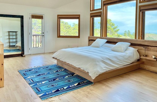 Boulder House | Stunning Luxury Mountain Getaway 15 mins from Boulder w/ Incredible Views
