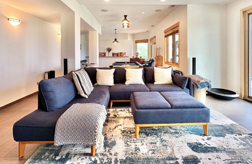 Boulder House | Stunning Luxury Mountain Getaway 15 mins from Boulder w/ Incredible Views