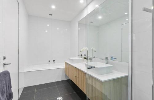 Anglesea House | Stunning Main Beach Location- Anglesea