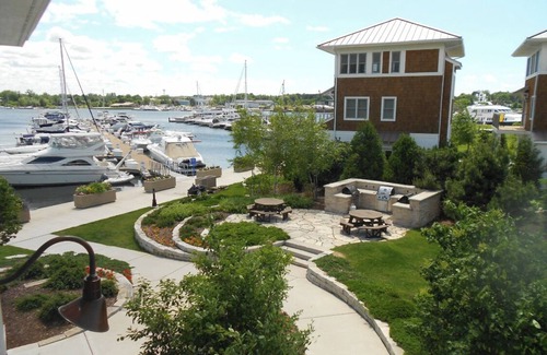 Sturgeon Bay Cottage | Stunning Marina Cottage - ON WATER