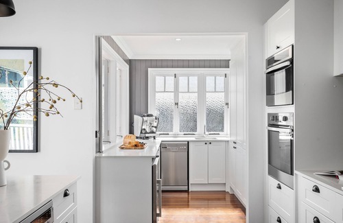 Greenslopes Apartment | Stunning Modern 1920’s house 4 mins from Brisbane CBD with enchanting City views