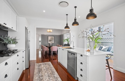 Greenslopes Apartment | Stunning Modern 1920’s house 4 mins from Brisbane CBD with enchanting City views