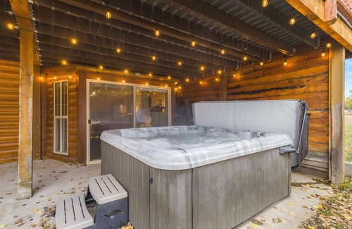Island Park Cabin | Stunning Modern Cabin,A/C, Hot Tub, Yellowstone & Grand Targhee Adventures!