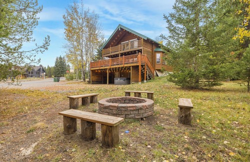 Island Park Cabin | Stunning Modern Cabin,A/C, Hot Tub, Yellowstone & Grand Targhee Adventures!