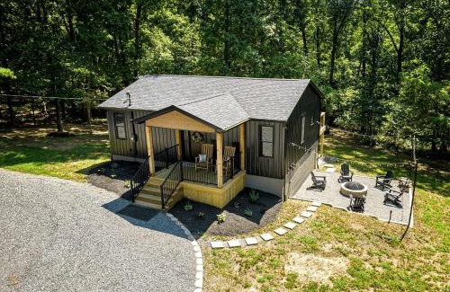 Goreville House | Stunning Modern Cabin with Hot-tub in Makanda, illinois