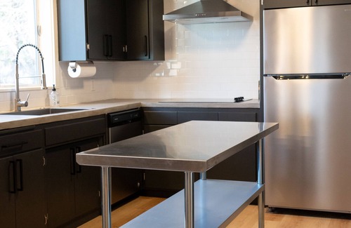 Mount Shasta House | Stunning Modern Downtown House w/Wood Stove + Hot Tub