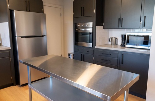 Mount Shasta House | Stunning Modern Downtown House w/Wood Stove + Hot Tub
