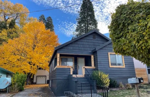 Mount Shasta House | Stunning Modern Downtown House w/Wood Stove + Hot Tub