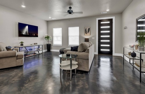 Burnet House | Stunning modern home for unforgettable hill country adventures & relaxation.