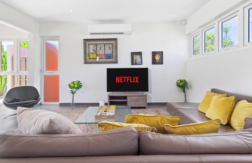 Esmeralda House | Stunning Modern Home, Near Beaches *FULL AC*