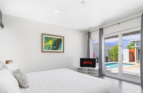 Esmeralda House | Stunning Modern Home, Near Beaches *FULL AC*