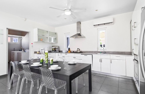 Esmeralda House | Stunning Modern Home, Near Beaches *FULL AC*