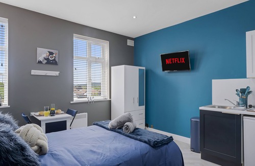 Hanger Hill Apartment | Stunning Modern Retro Blue Central 1 bed En-Suite w/free parking