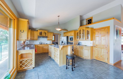 Central Okanagan Bed & Breakfast | Stunning Mountain House “Parrot Summit”