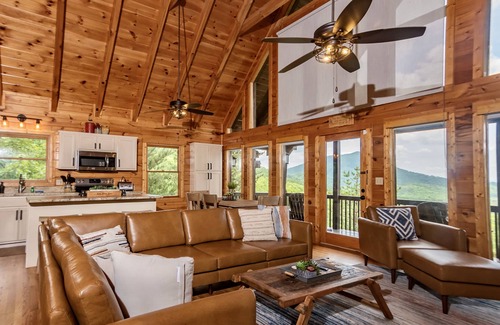 Gatlinburg - Pigeon Forge Cabin | Stunning Mountain Views. Minutes to Nat’l Park. Dog Friendly! Sleeps up to 8.