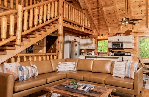 Gatlinburg - Pigeon Forge Cabin | Stunning Mountain Views. Minutes to Nat’l Park. Dog Friendly! Sleeps up to 8.