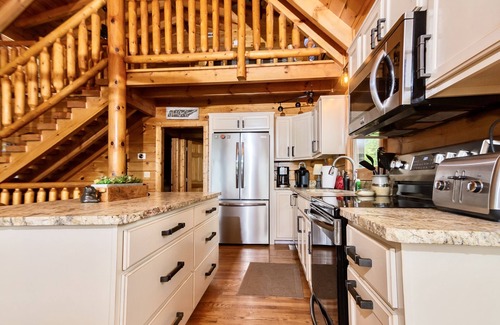 Gatlinburg - Pigeon Forge Cabin | Stunning Mountain Views. Minutes to Nat’l Park. Dog Friendly! Sleeps up to 8.