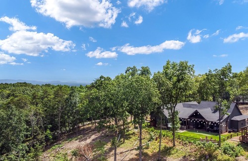Ranger Cabin | Stunning Mtn Views + Hot Tub + Sauna + Game Room