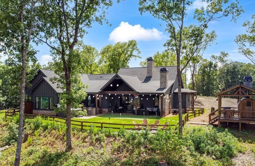 Ranger Cabin | Stunning Mtn Views + Hot Tub + Sauna + Game Room