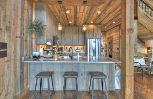 Epworth House | Stunning mtn views, hot tub, pool table