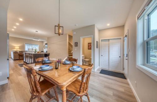 East Kootenay House | Stunning New 3 Bedroom Mountain View Condo