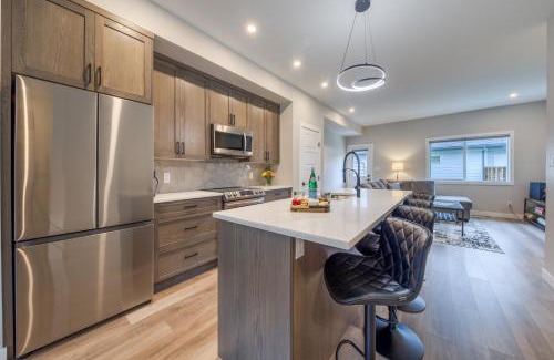 East Kootenay House | Stunning New 3 Bedroom Mountain View Condo