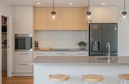 Whitianga House | Stunning new 4 bedroom 3 bathroom home closento town and the beach in Whitianga