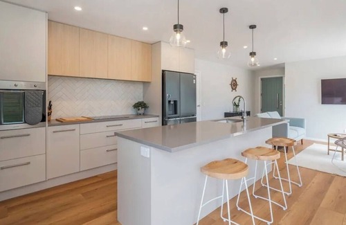 Whitianga House | Stunning new 4 bedroom 3 bathroom home closento town and the beach in Whitianga