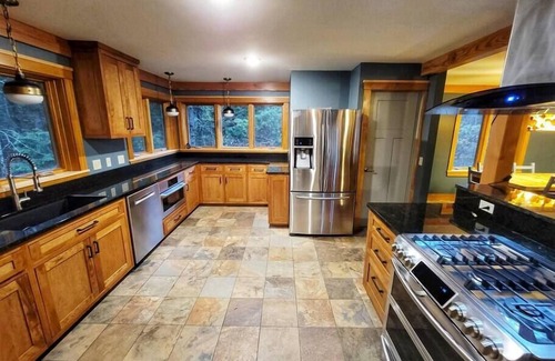 Moscow House | Stunning New Build on the River, 4 miles to Trapp