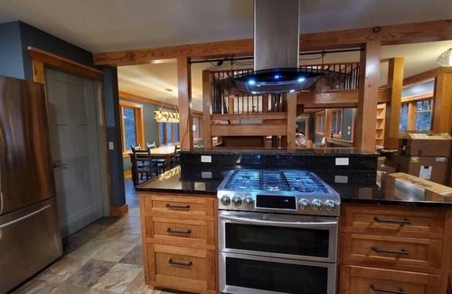 Moscow House | Stunning New Build on the River, 4 miles to Trapp