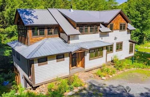 Moscow House | Stunning New Build on the River, 4 miles to Trapp