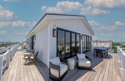 Stone Harbor House | STUNNING NEW CONSTRUCTION 6 BEDRMS, 6.5 BATHS, SLEEPS 16 STEPS TO BEACH