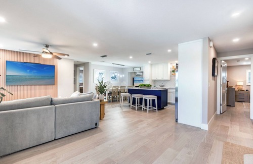 Cypress Lake House | *Stunning New listing* Location! Complete renovation/lush yard. King beds