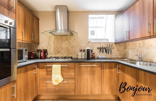 New Town Apartment | Stunning - New Town -FREE Parking, Private Entrance & Patio