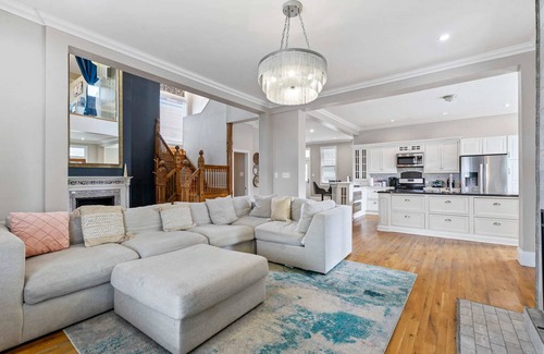 Pittsburgh House | Stunning & Newest 100+ year old Historic Victorian