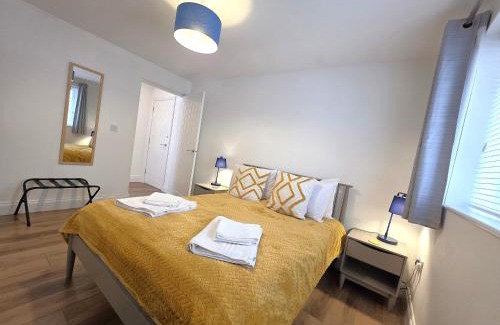 Ely Apartment | Stunning One Bed Flat at Dawe Luxury Suites - An Entire Apartment near Ely Cathedral & Train Station - The Perfect Base to Explore Ely, Cambridge, Norfolk & London - 2 Guests Max