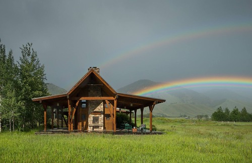 South Park Villa | Stunning One Bedroom Cabin on Private, Seven Plus Acre Parcel South of Jackson.