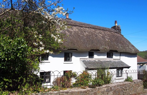 Hartland Cottage | Stunning pet friendly cottage, private heated indoor swimming pool + EV charger
