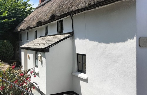Hartland Cottage | Stunning pet friendly cottage, private heated indoor swimming pool + EV charger
