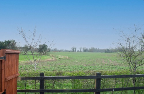 Trowse Newton Cabin | Stunning Pod 6 with Countryside view