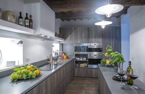 Panzano in Chianti Villa | Stunning private villa with WIFI, private pool, hot tub, A/C, TV, patio, close to Greve In Chianti