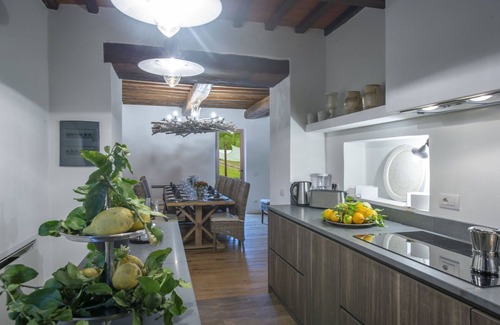 Panzano in Chianti Villa | Stunning private villa with WIFI, private pool, hot tub, A/C, TV, patio, close to Greve In Chianti