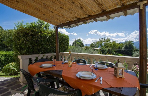 Villa Collemandina Villa | Stunning private villa for 7 people with WIFI, private pool, TV, patio, pets allowed and parking