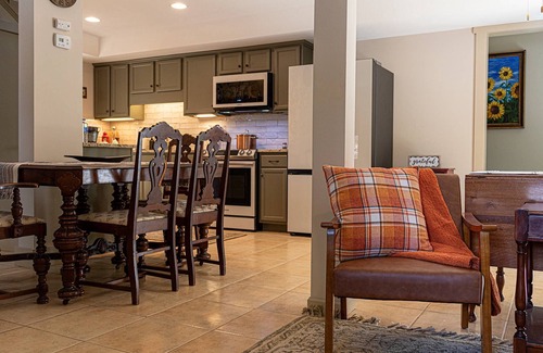 Flintstone Cottage | Stunning Private Cottage! Base of Beautiful Lookout Mtn; 10 miles to Chattanooga; Rock City, Hiking