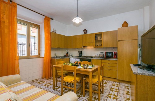 Montefollonico House | Stunning private villa with WIFI, A/C, TV, patio, pets allowed, panoramic view and parking